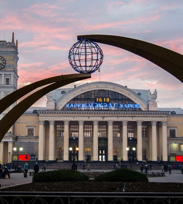 На вокзалі у Харкові прибрали радянські атрибути (фото)