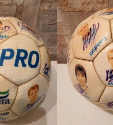 Кошти підуть для ТрО: футбольні фанати розігрують м’яч з автографами легенд ФК “Дніпро”