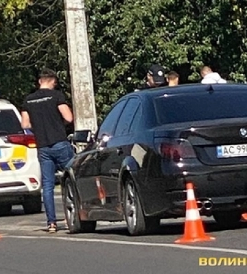У Луцьку на переході BMW «наздогнала» авто патрульних 