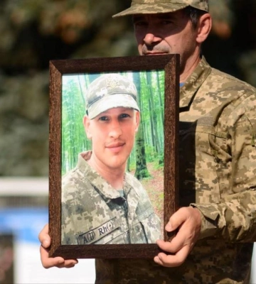Втрата для великої родини: у Рівному попрощалися із полеглим на війні захисником Романом Корнійчуком (ВІДЕО)