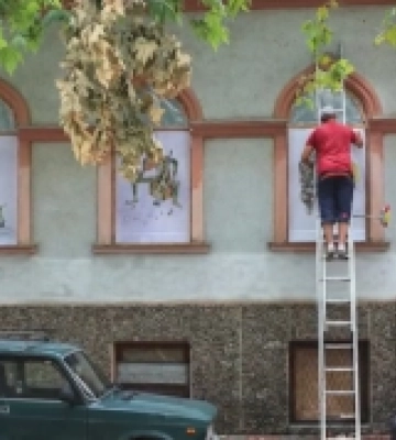 Виставка херсонської художниці в забитих вікнах. ВІДЕО