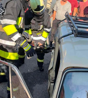 Потрійна аварія з вантажівками на Львівщині: водія легковика затиснуло  у кабіні, - ФОТО