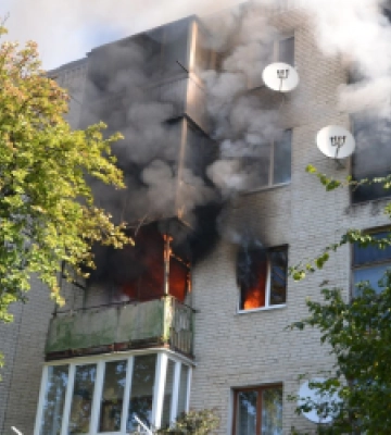 З вікна 3-го поверху вистрибнув хлопець: горить квартира в багатоповерхівці на вулиці Зеленій у Львові