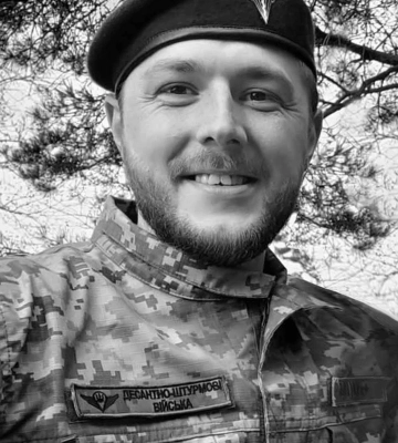 “Потрапив в оточення, прийняв нерівний бій”: у Черкасах попрощалися з бойовим медиком