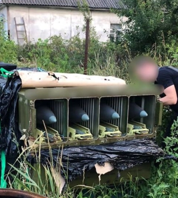 Поліція викрила двох чоловіків та знайшла схрон зброї на понад 30 млн гривень