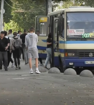 Попри заборону: міжміські та приміські маршрутки курсують центром Луцька