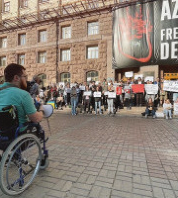 Під КМДА втретє пройшов мітинг проти розтринькування бюджетних коштів під час війни