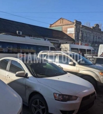 В Мелитополе пассажиры вынуждены садится в маршрутку посреди проезжей части, бросаясь под колеса авто
