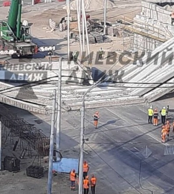 В Киеве рухнула часть Дегтяревского моста на Шулявке: видео