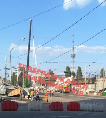 У Києві обвалився Дегтярівський міст