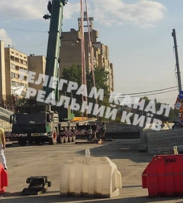 У Києві обвалився Дегтярівський міст