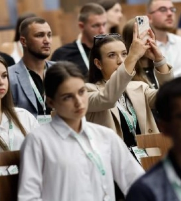 Сьогодні на форумі більше сотні молодих закарпатців, які цікавляться політикою та супутніми процесами - голова Закарпатської ОВА Віктор Микита