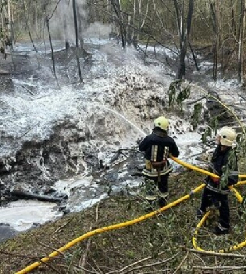 Від пожежі, що сталася внаслідок пориву нафтопроводу на Прикарпатті, постраждало 6 осіб, - ДСНС. ФОТО
