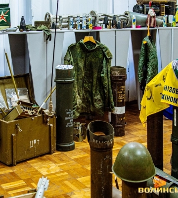 Ракета від «Урагану», російська тушонка, телефон, який б'є струмом: речі з війни у Луцьку. Фоторепортаж