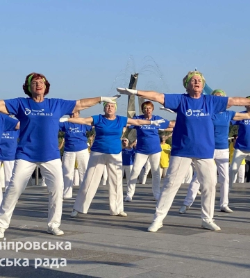 Східні танці, оздоровча гімнастика з елементами бачати та зумби. Виступи учасників УТВ у сквері Прибережному