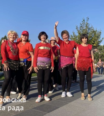 Плейстик, східні танці та скандинавська хода: у Дніпрі відбулись показові виступи Університету третього віку