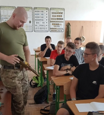 Після поранення тримає освітній фронт: у Володимирі харків’янин викладає «Захист України»