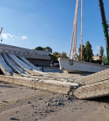 Обвал Дегтярівського мосту в Києві: з&#039;явилися нові фото