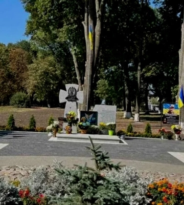 Стелу Пам’яті загиблим українським військовим відкрили на Хмельниччині (ФОТО)