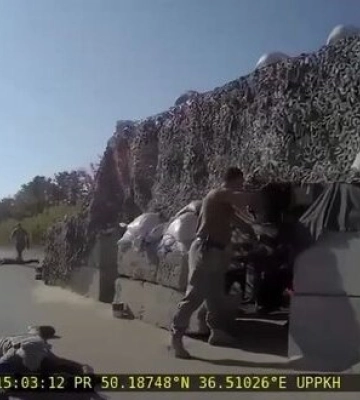 У Харкові на блокпосту люди у військовій формі з автоматами наказали правоохоронцям та військовим лягти на землю. ВIДЕО