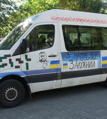 У Запоріжжі художниця прикрашає малюнками евакуаційні автівки для волонтерів