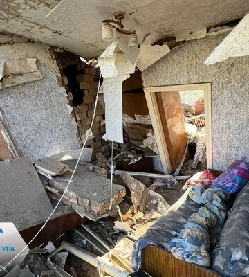 У Донецькій області унаслідок обстрілу РФ родина опинилась під завалами будинку