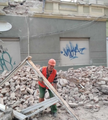 Аварійний будинок на Руській, 6 у Чернівцях розібрали на половину
