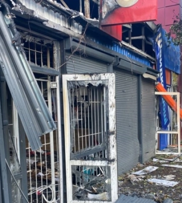 Внаслідок російського обстрілу під завалами будинку опинилась родина