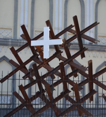 У середмісті Дніпра до Дня захисників і захисниць відкрили інсталяцію «Хрест ЗСУ»