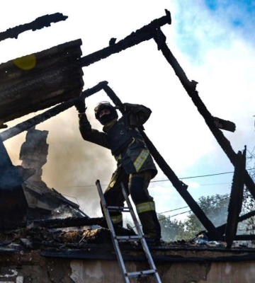 Російські військові скинули вибухівку з БПЛА на житлові будинки Херсона: виникла пожежа