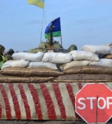 В Харькове вооруженные люди в военной форме угрожали полицейским на блокпосту