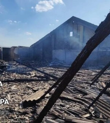 Рашисти ударили керованою авіабомбою по Боровій на Харківщині, пошкоджено агропідприємство, здійнялася масштабна пожежа