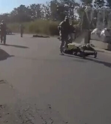 В Харькове вооруженные люди в военной форме угрожали полицейским на блокпосту. ВИДЕО