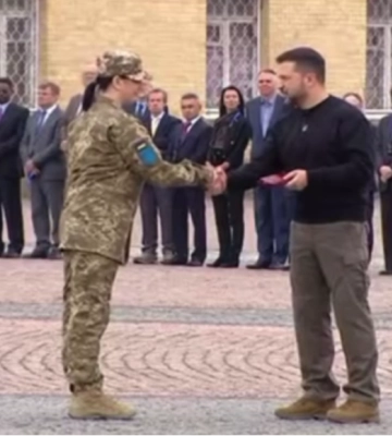 Зеленський вручив орден сержантці з Канева