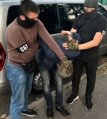 Хотів шпигувати за військовими: СБУ затримала у Києві агента ФСБ, який намагався вступити до школи “Армії дронів”