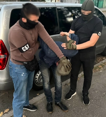 Хотів шпигувати за військовими: СБУ затримала у Києві агента ФСБ, який намагався вступити до школи “Армії дронів”