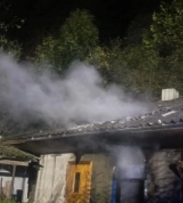 Хустські рятувальники ліквідували пожежу в надвірній споруді