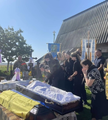 Під час лікування вдома впав у кому і помер: на Волині поховали Героя Володимира Котловця