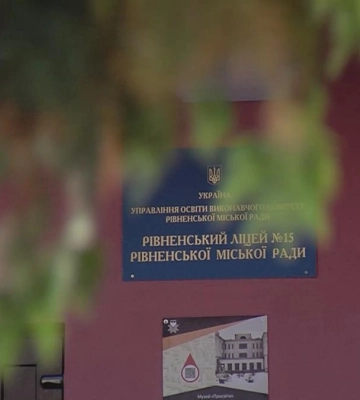 &quot;В крові та синцях, а телефон розбитий&quot;: у Рівному пенсіонер побив дитину біля школи (ВІДЕО)