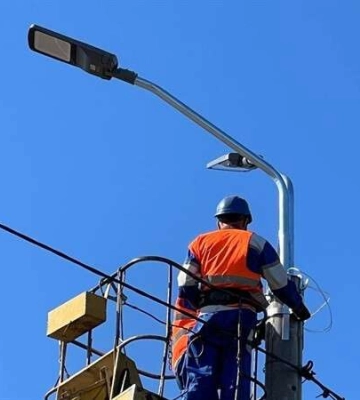 Нові LED-світильники та кронштейни. По вулиці Набережній Заводській закінчують модернізацію зовнішнього освітлення