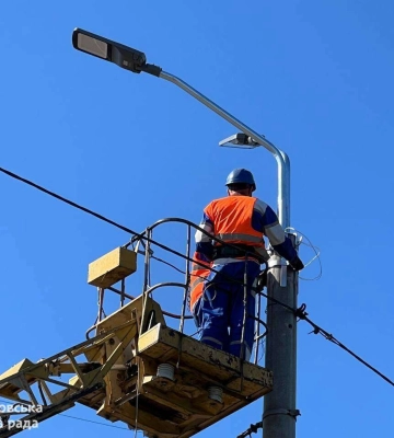 Нові LED-світильники та кронштейни. По вулиці Набережній Заводській закінчують модернізацію зовнішнього освітлення