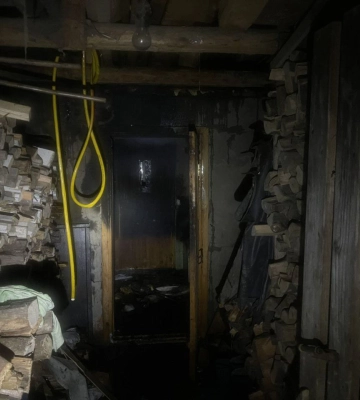 Хустські рятувальники ліквідували пожежу в надвірній споруді