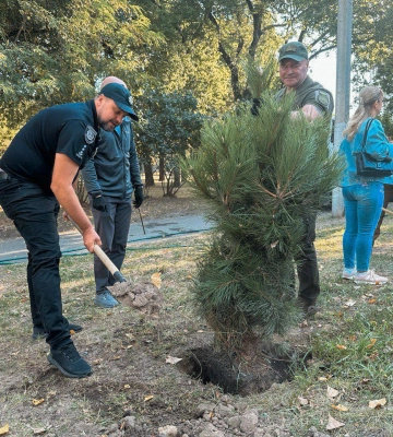 У Дніпрі заклали соснову алею на честь захисників та захисниць (Фото)