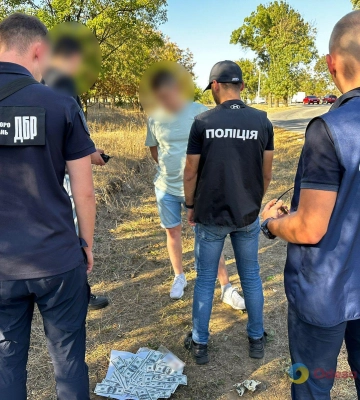 Пограничник из Одесской области торговал «белыми билетами» по 10 тыс. долларов