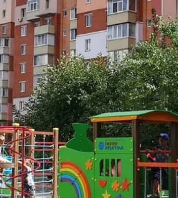 У Полтаві на одному із дитячих майданчиків чоловік погрожує підірвати електричну підстанцію