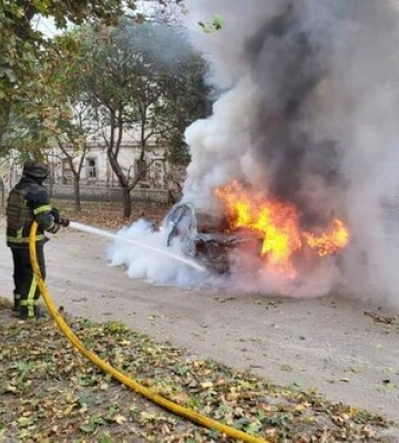 Рашисти вдарили по Куп’янську авіабомбою: Пошкоджено будинки та знищено цивільні авто. ФОТОрепортаж