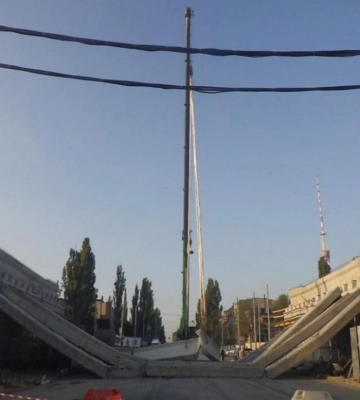 Сложился как домино: в Киеве расследуют падение моста на Шулявке