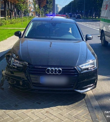 У Луцьку троє чоловіків наздогнали та передали патрульним п’яного водія, який скоїв ДТП