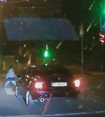 У Миколаєві водій ледь не збив підлітків (ВІДЕО)