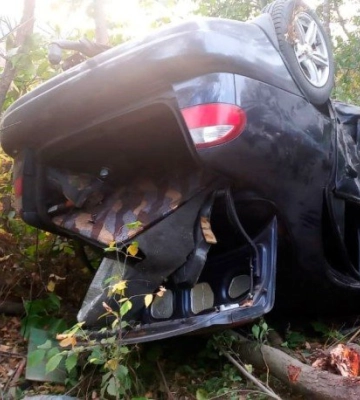 На Полтавщині 28-річний водій з’їхав у кювет та перекинувся, через що постраждала пасажирка легковика